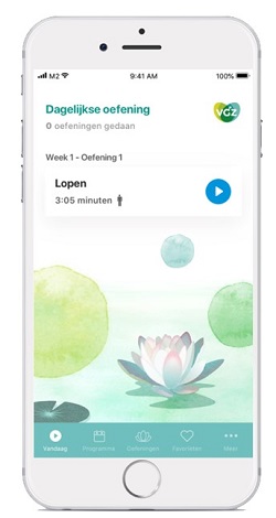 Afbeelding van een telefoon met daarop de Mindfulness coach app op het startscherm